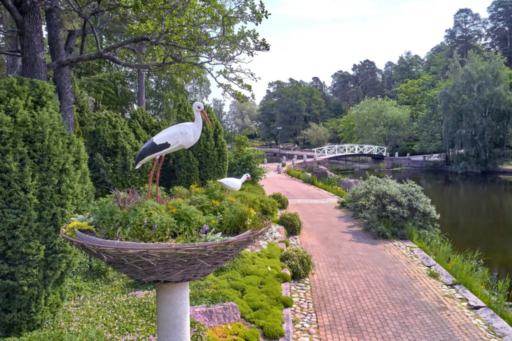 Sapokan vesipuiston kattohaikara -patsaat kävelytien varrella ja kauempana silta vierellä kulkevan kanavan ylitse.