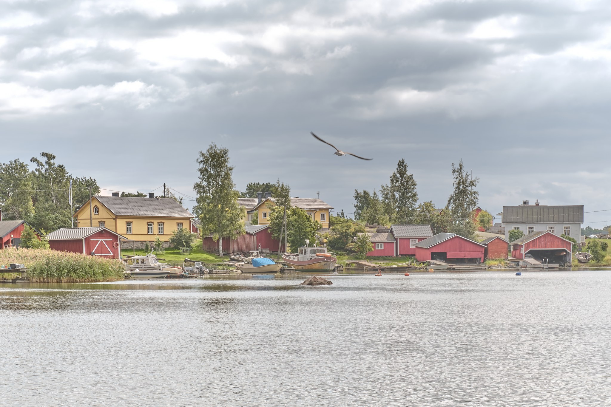 Kylänäkymä mereltä Haapasaaren kylään.