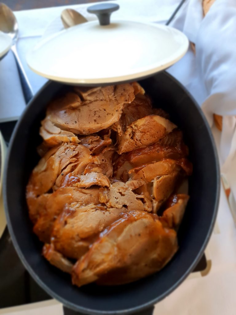 Porsaanlihaa kastikeessa