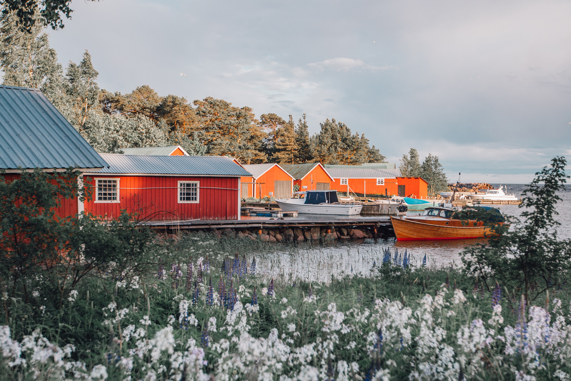Kaunissaaren kylä rannassa