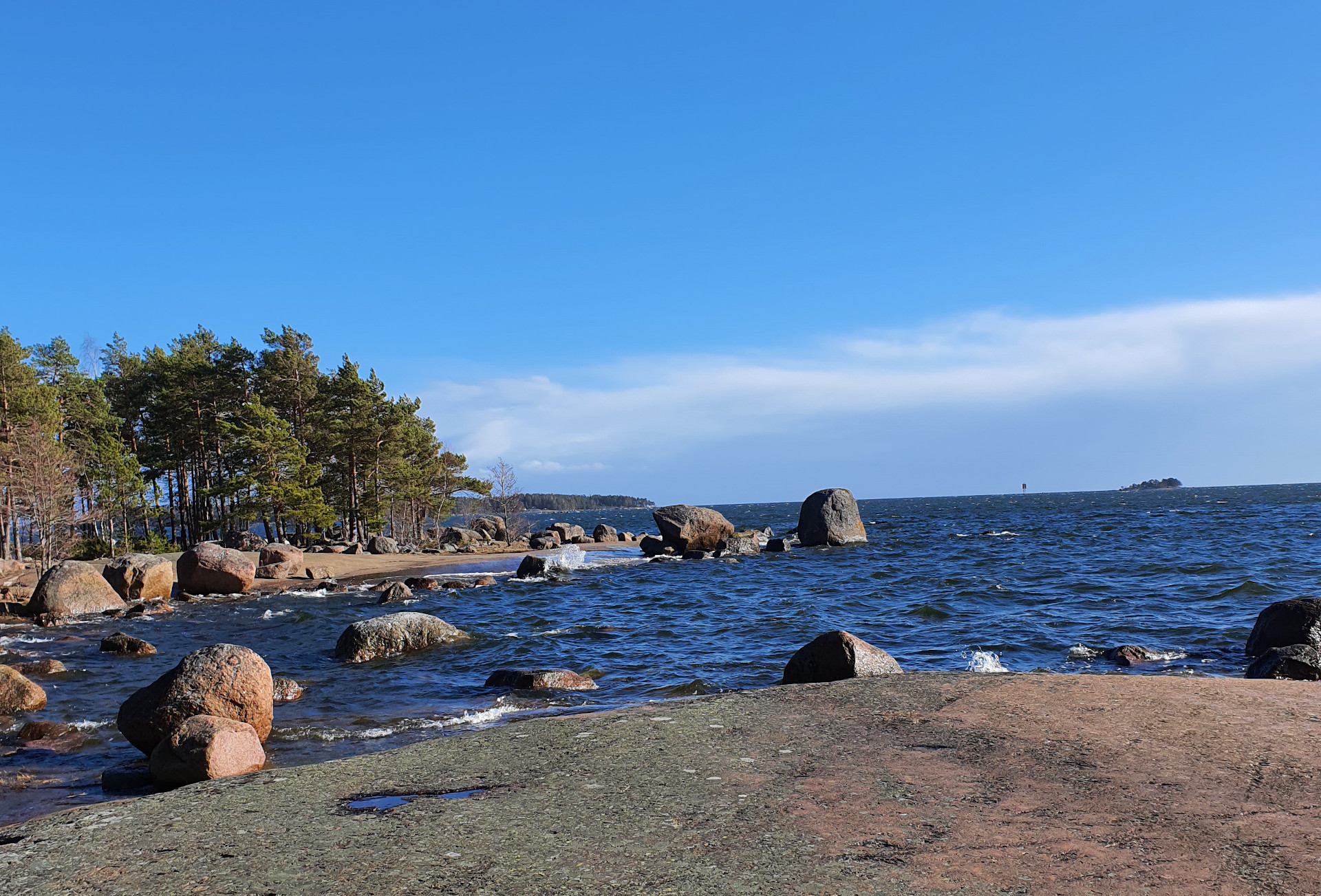 Kallioinen merimaisema