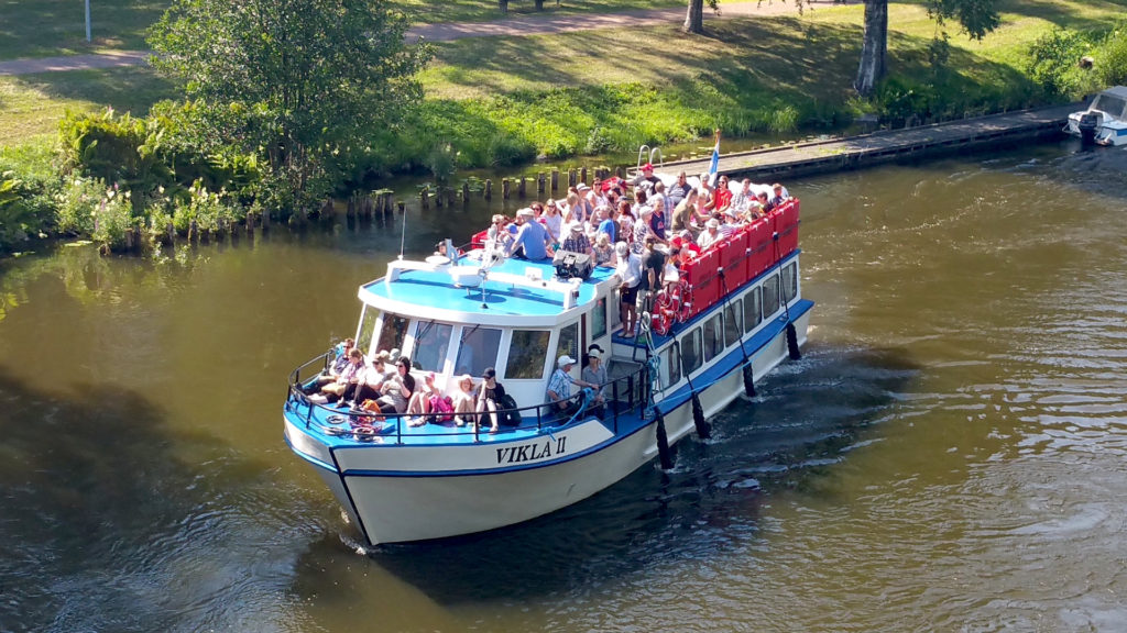 Vikla 2 jokiristeilyllä kyydissään paljon ihmisiä aurinkokannella.