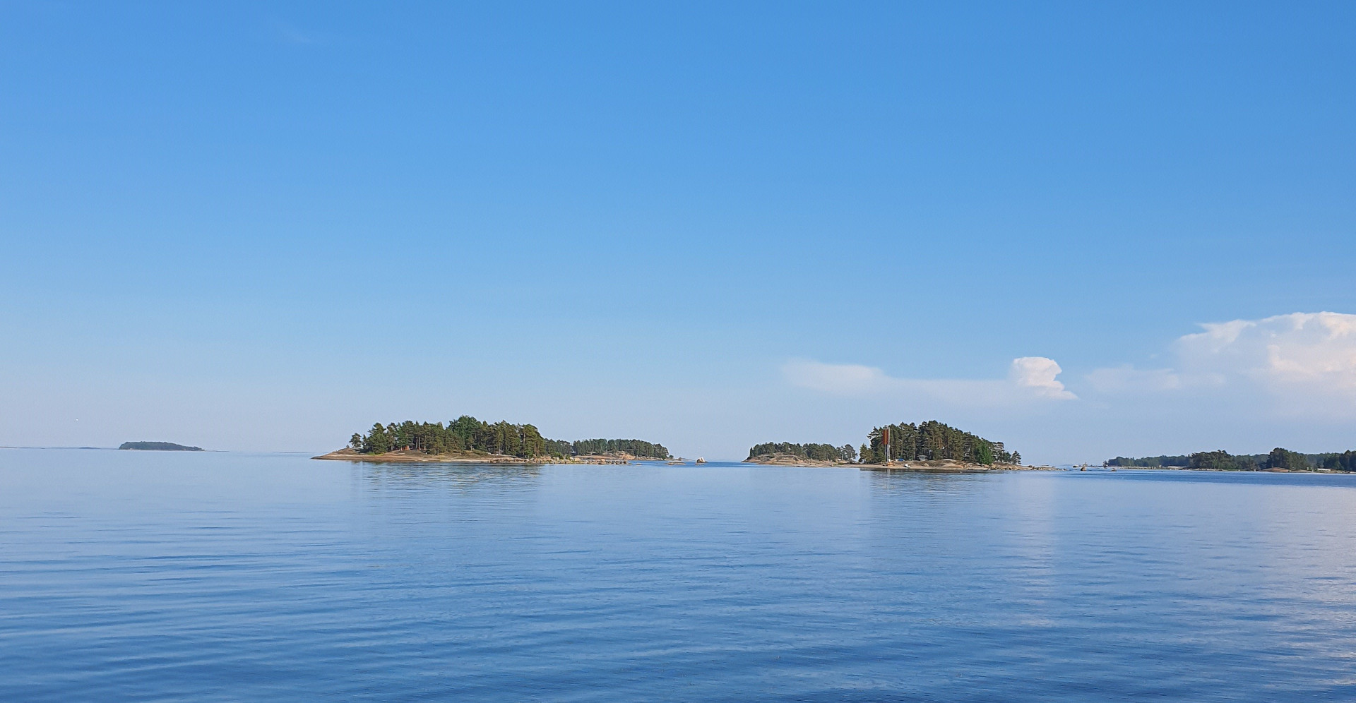 Saari merimaisemassa